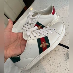 WOMEN'S ACE SNEAKER
WITH BEE